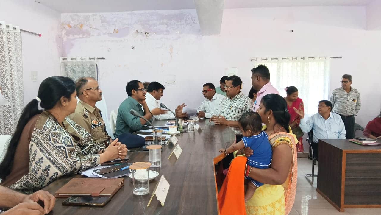 फोटो न- 22सीकेटीपी 30 मऊ तहसील में समस्याएं सुनते डीएम व एसपी। संवाद