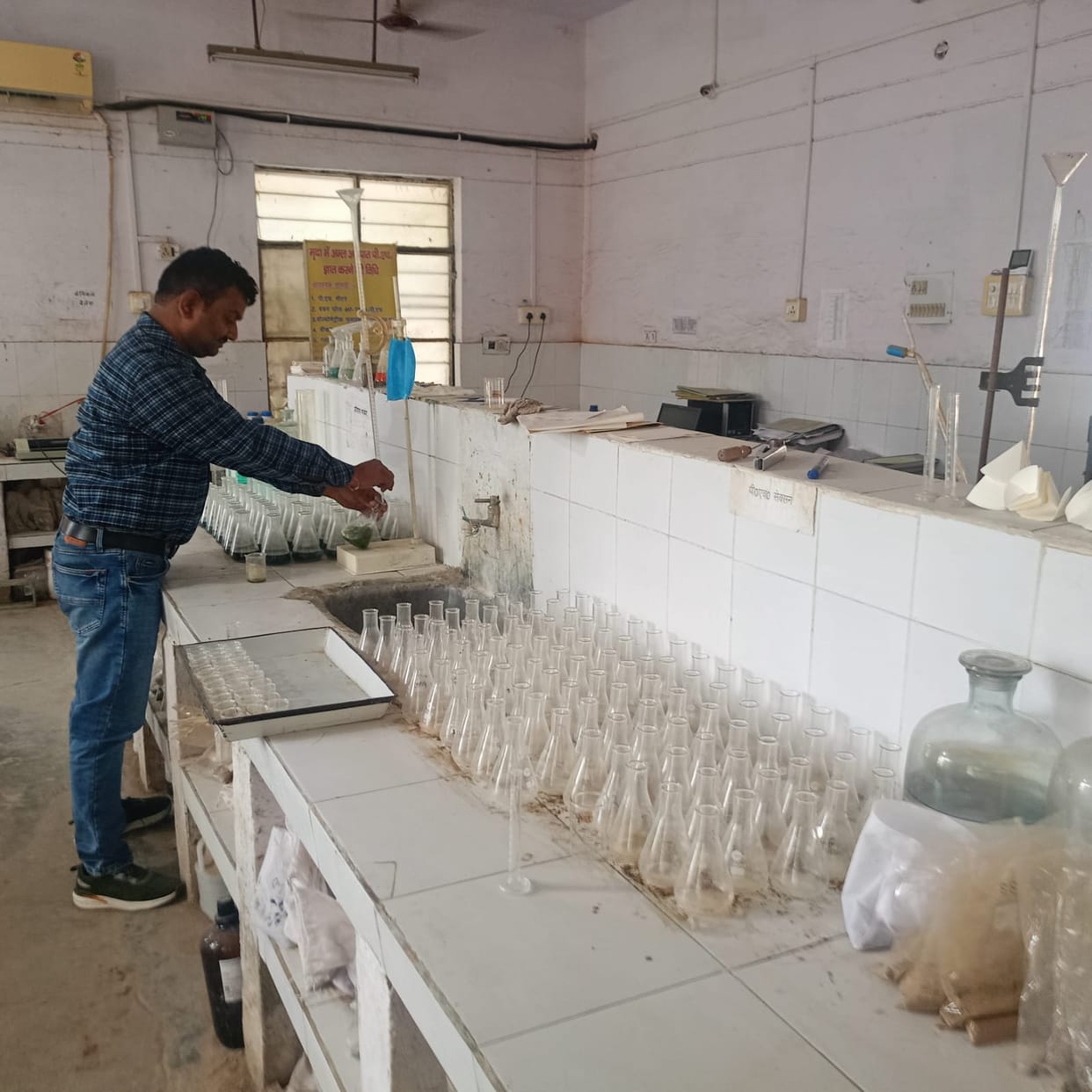 Chemical fertilizers have ruined the fertility of the soil.