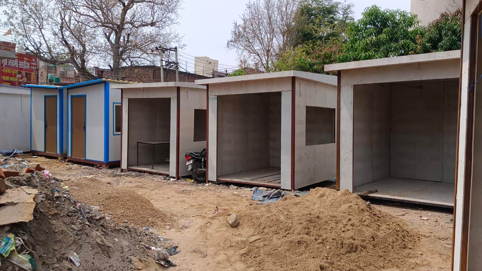 फोटो नंबर-14नारनौल की पुरानी कचहरी में स्थापित किए गए सांझा बाजार के केबिन। संवाद