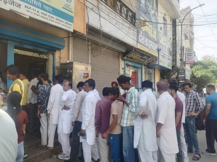 फतेहाबाद के मॉडल टाउन में गैस एजेंसी के बाहर लगी लाइन संवाद