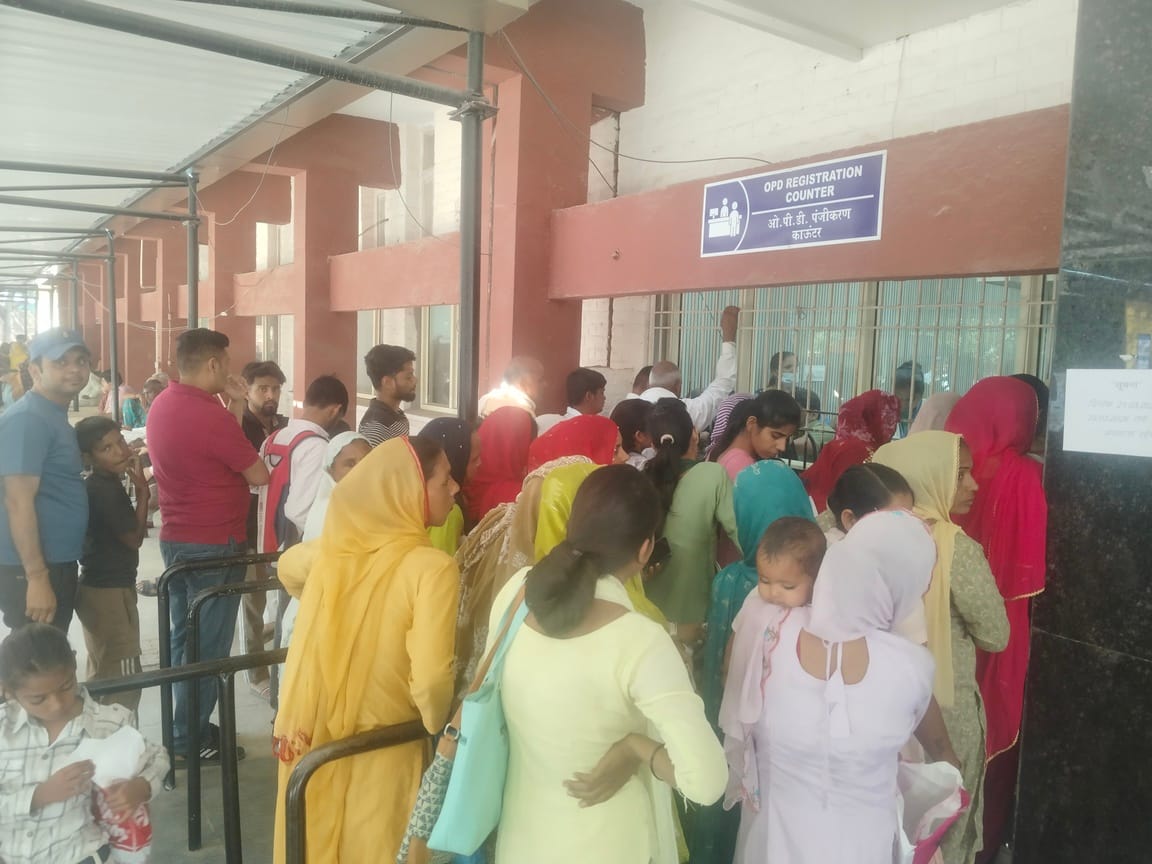OPD opened after three days, women who came to the camp were forced to sit on the ground