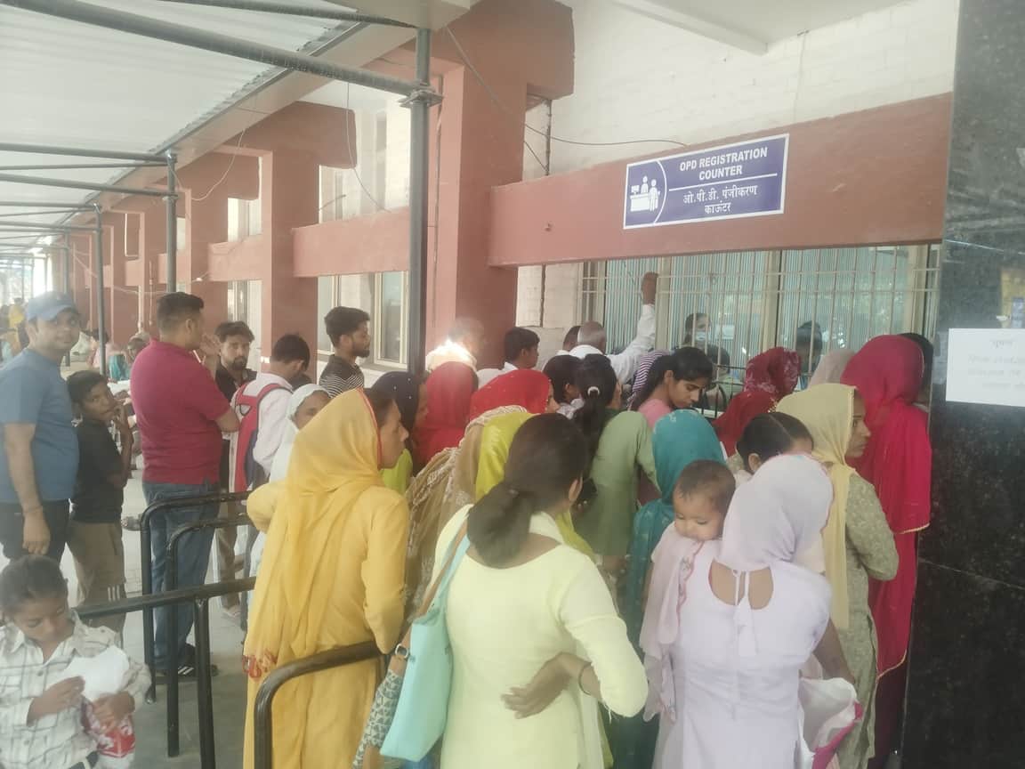 फतेहाबाद के नागरिक अस्पताल में पर्ची कटवाने के लिए लाइन में लगे मरीज संवाद