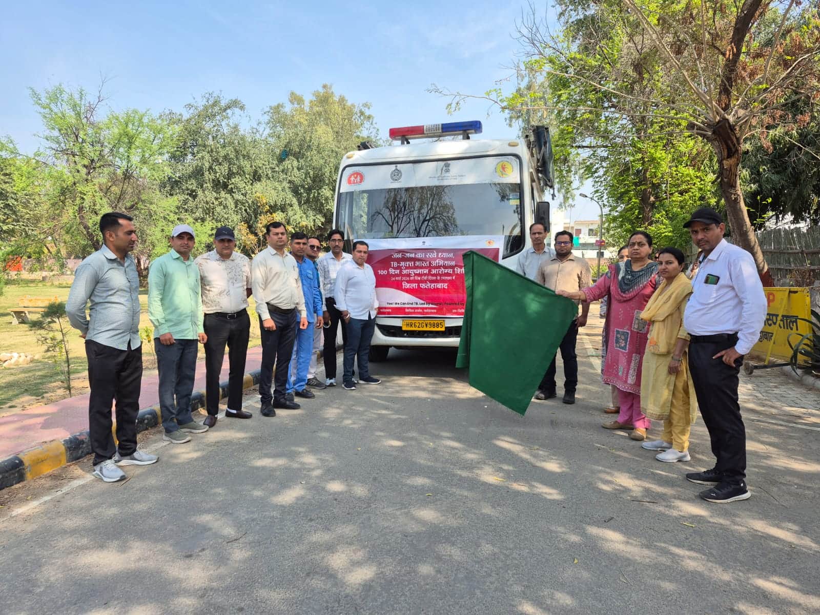 फतेहाबाद में मेडिकल वैन को हरी झंडी दिखाकर रवाना करते हुए अधिकारी स्त्रोत स्वास्थ्य विभाग