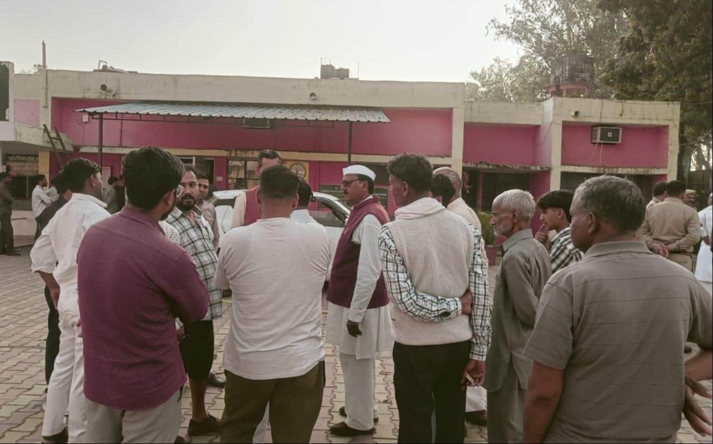 फतेहपुर सीएचसी में गोलीकांड के बाद जुटी लोगों की भीड़। संवाद