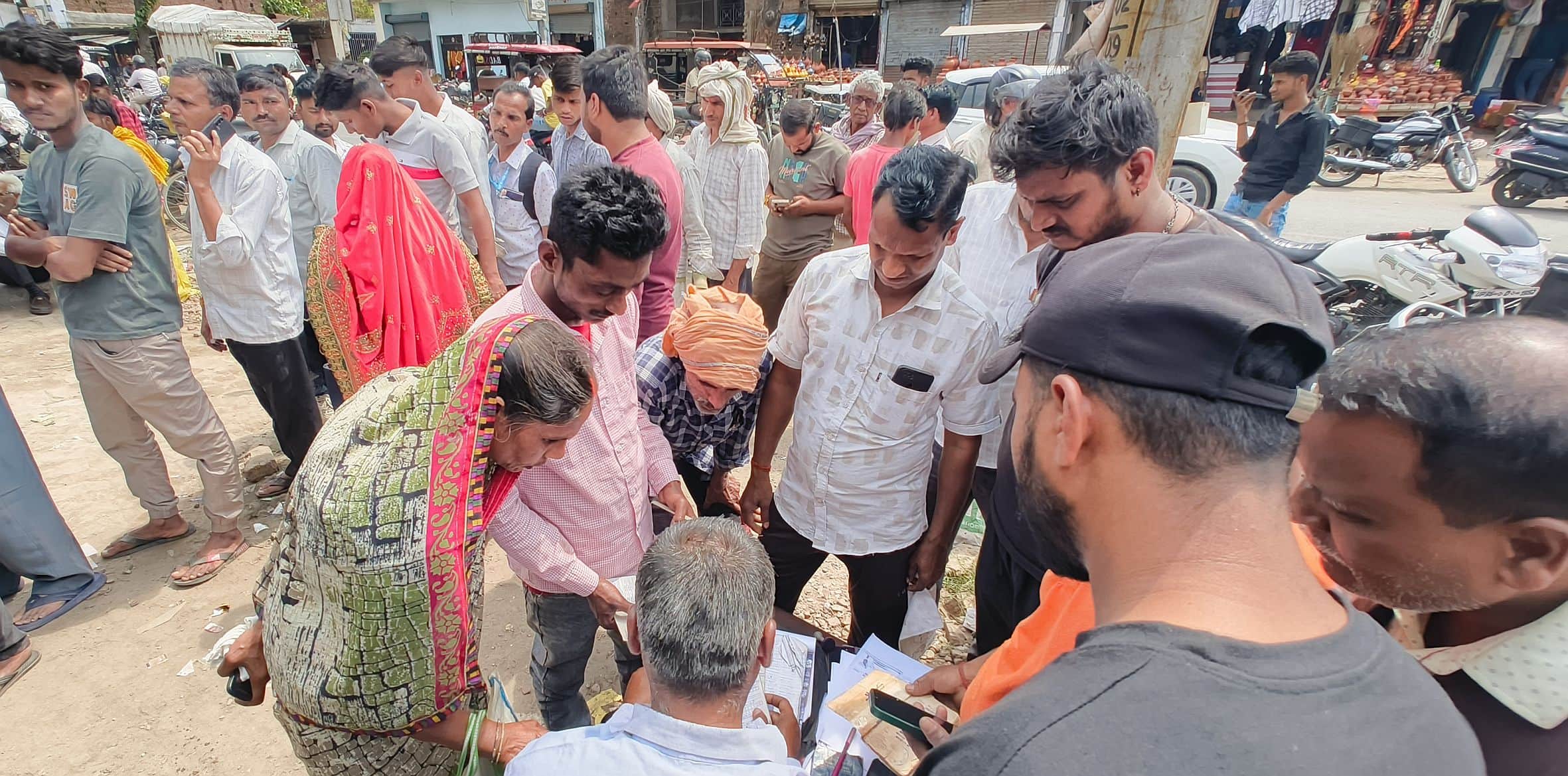 गौरीगंज शहर स्थित शिवांशु गैस एजेंसी के बाहर लगी उपभोक्ताओं की भीड़। -संवाद