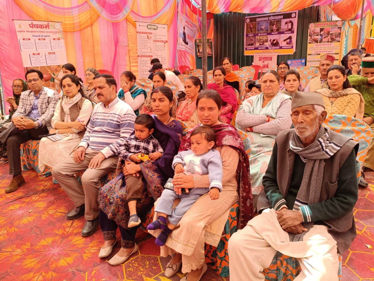 ग्राम पंचायत सेर जगास के ग्राम कोटली में आयुष ग्राम मेले के दौरान मौजूद लोग। संवाद