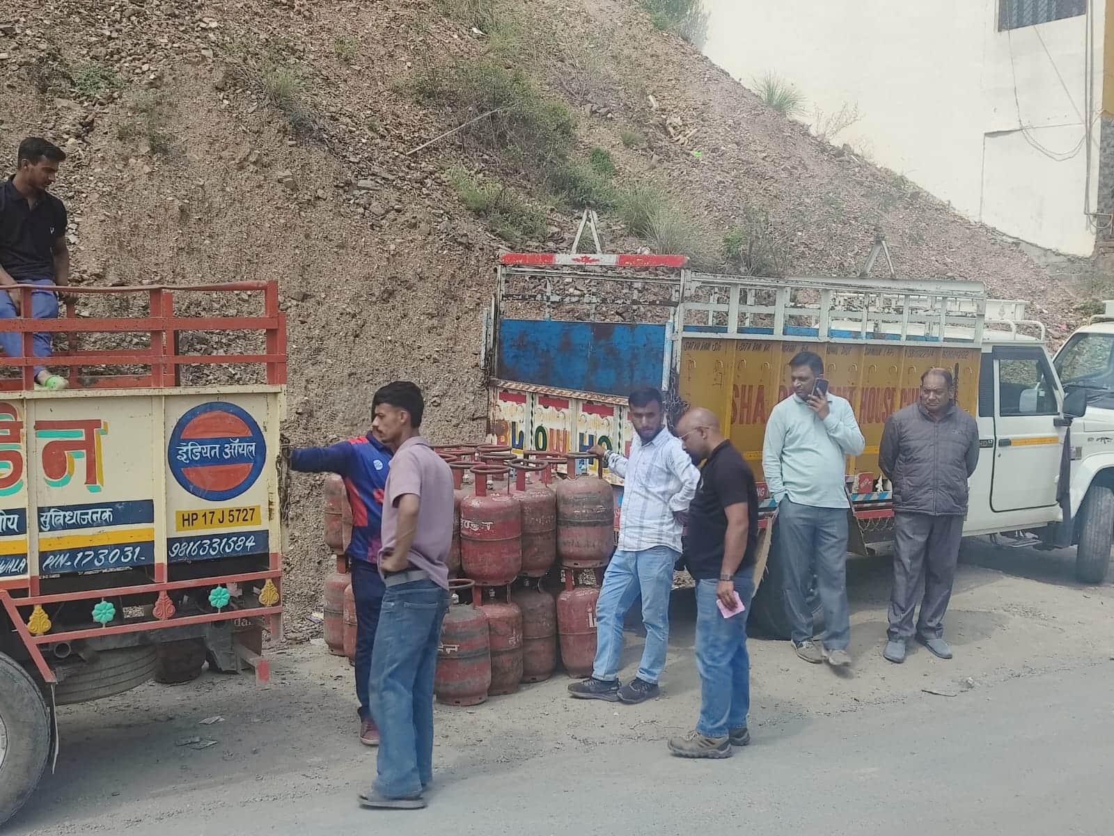 गैस सिलिंडर के लिए वाहन के पास लोगों की लगी भीड़। संवाद