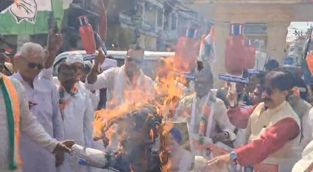 प्रदर्शन करते कार्यकर्त्ता