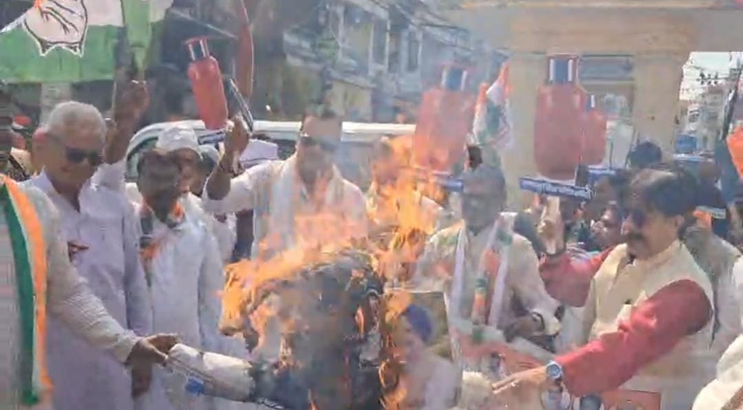 प्रदर्शन करते कार्यकर्त्ता