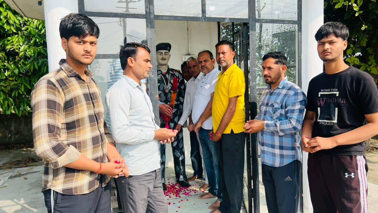 गांव टोपराकलां में शहीद मेजर सिंह को नमन करते ग्रामीण। स्वयं