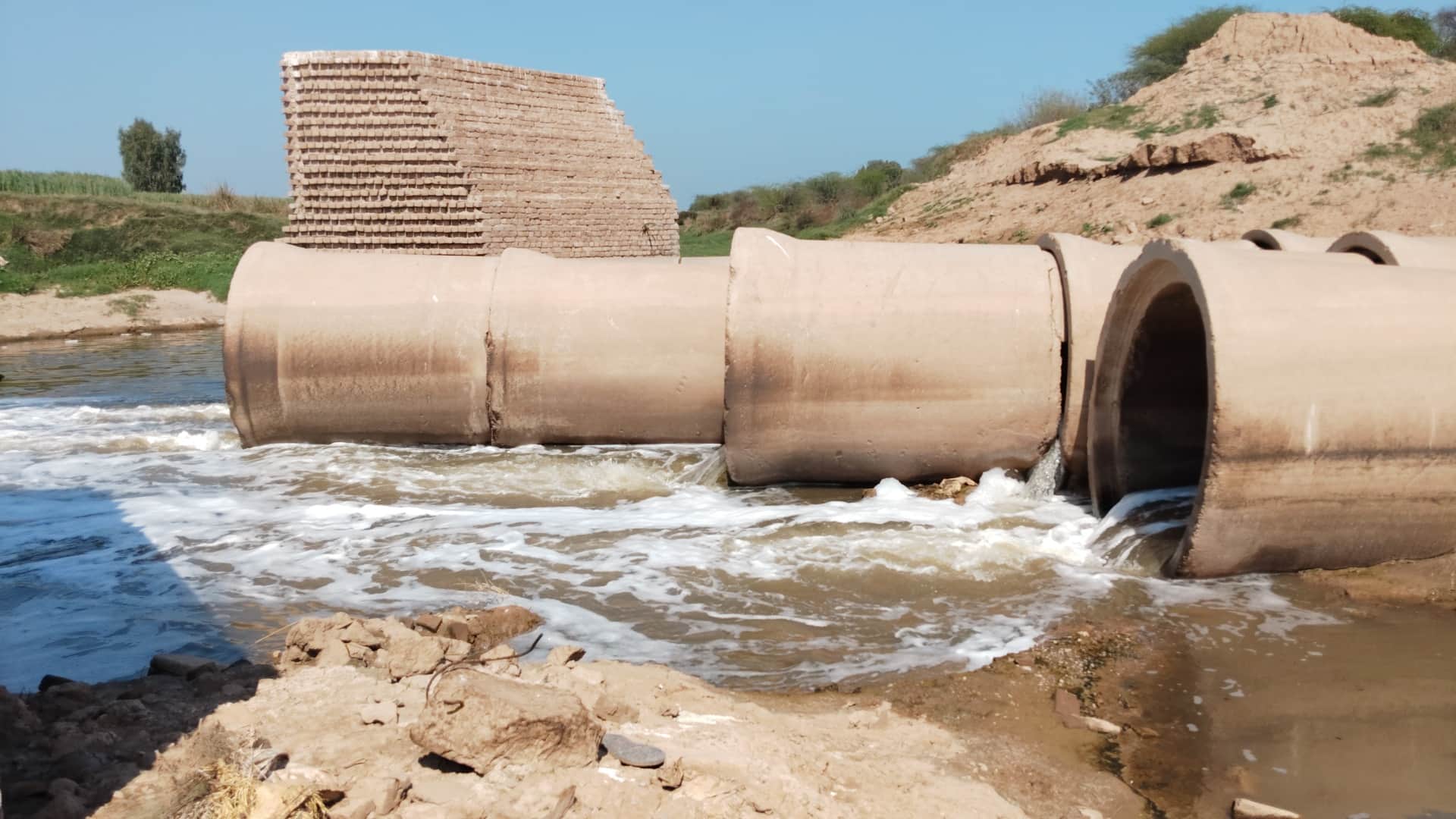  घग्गर नदी में गिरता ड्रेन का पानी और बाहर पड़े गेट।