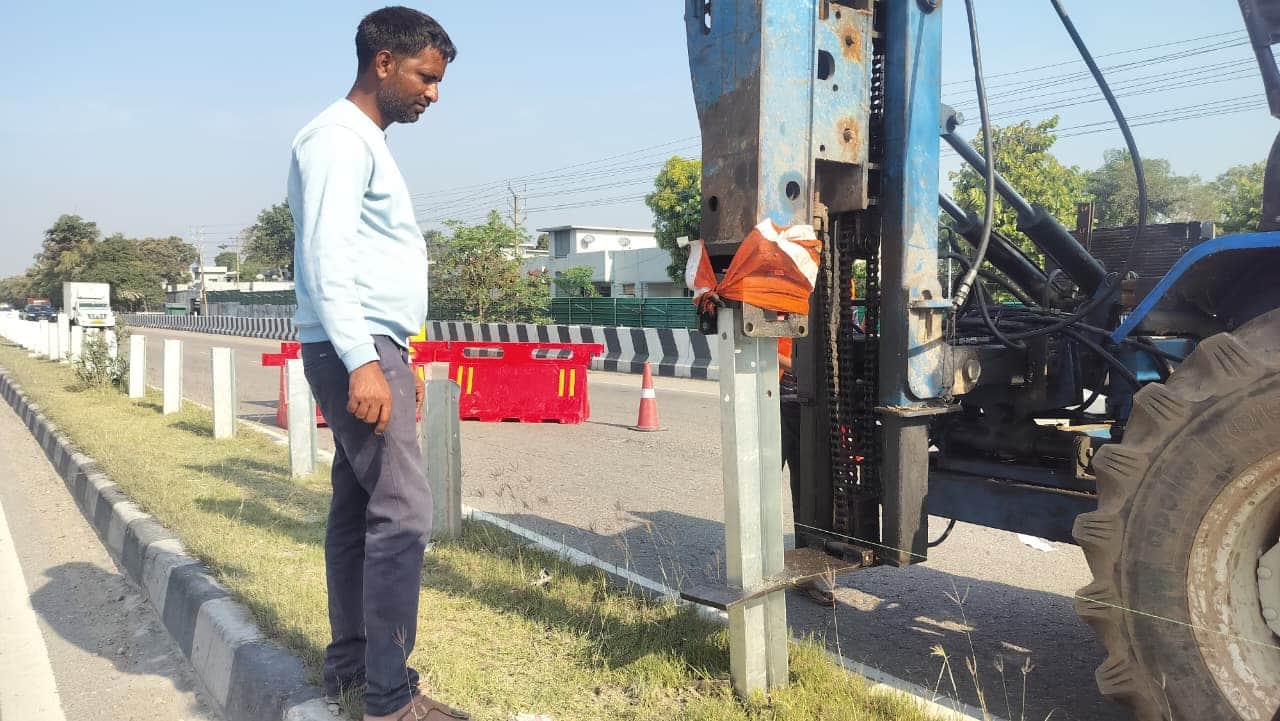 हाईवे के डिवाइडर पर लगाए जा रहे मेटल बीम क्रैश बैरियरसंवाद