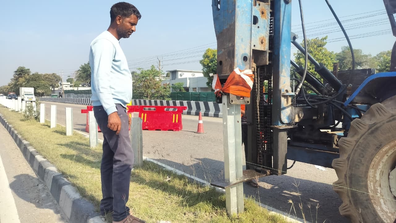 हाईवे के डिवाइडर पर लगाए जा रहे मेटल बीम क्रैश बैरियरसंवाद