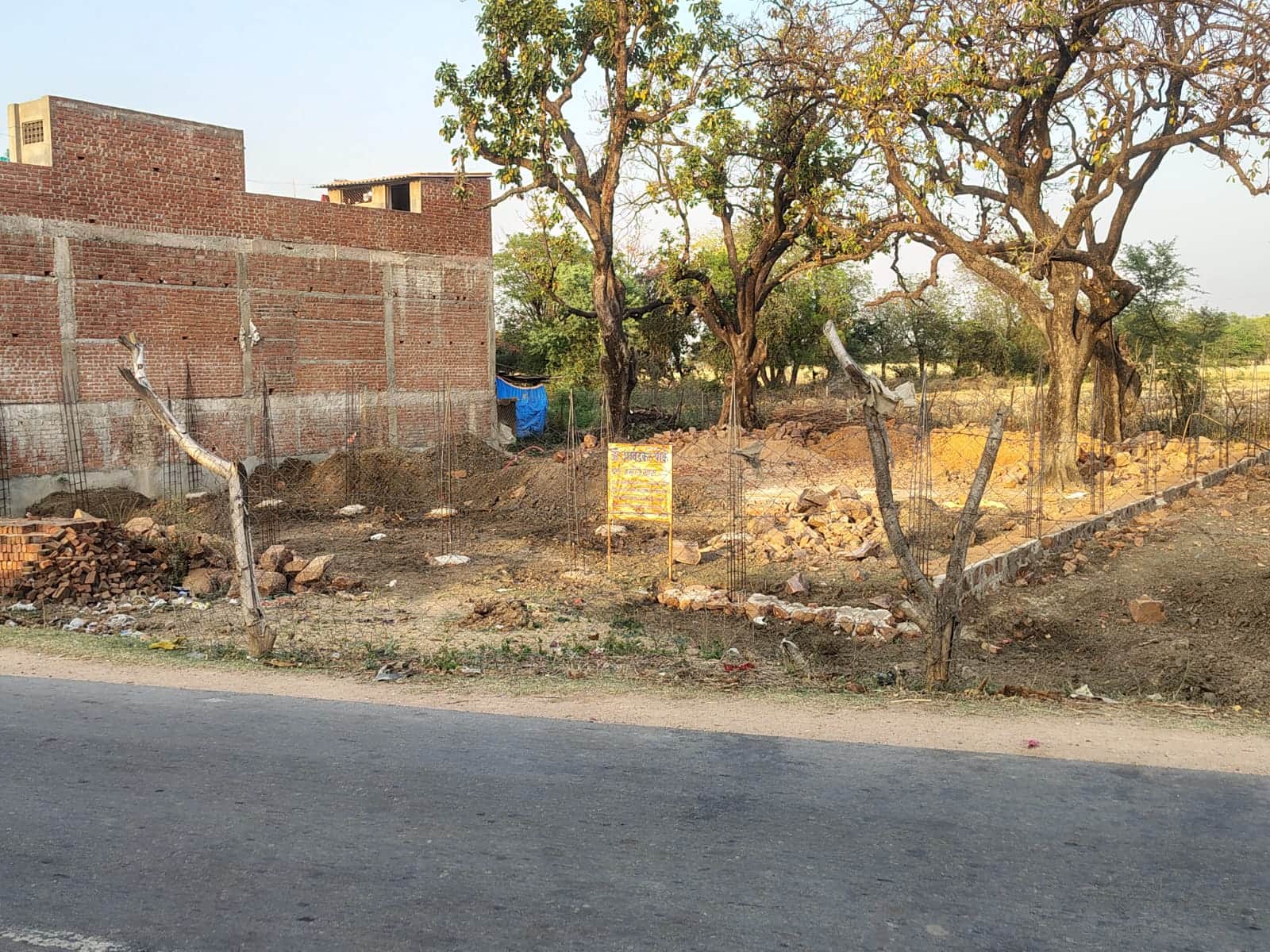 हाईवे से लगी सरकारी जमीन।