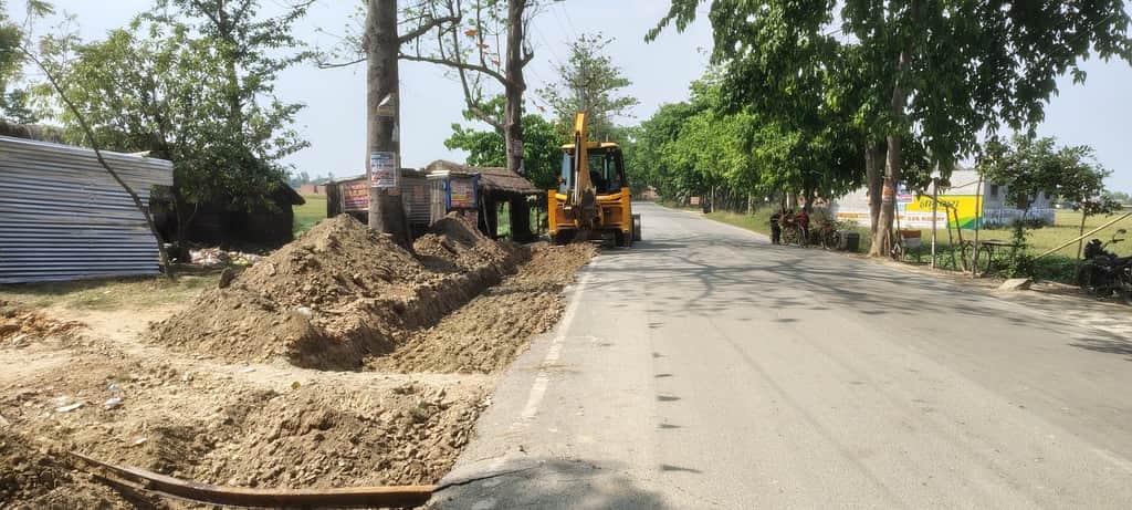 हाटा देवरिया मार्ग के चौड़ीकारण कार्य में लगी जेसीबी मशीन