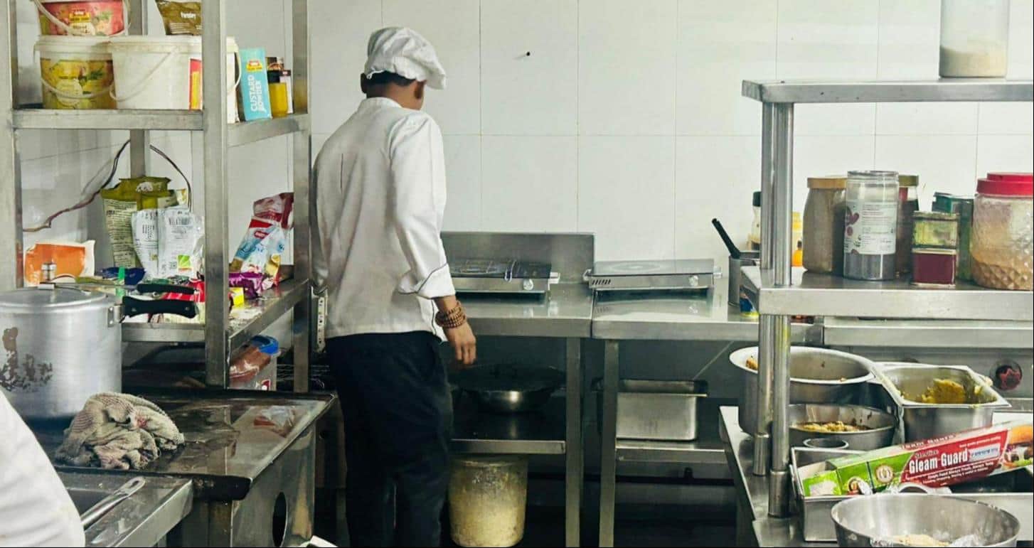 होटल में इंडक्शन का प्रयोग करता बावर्ची।-