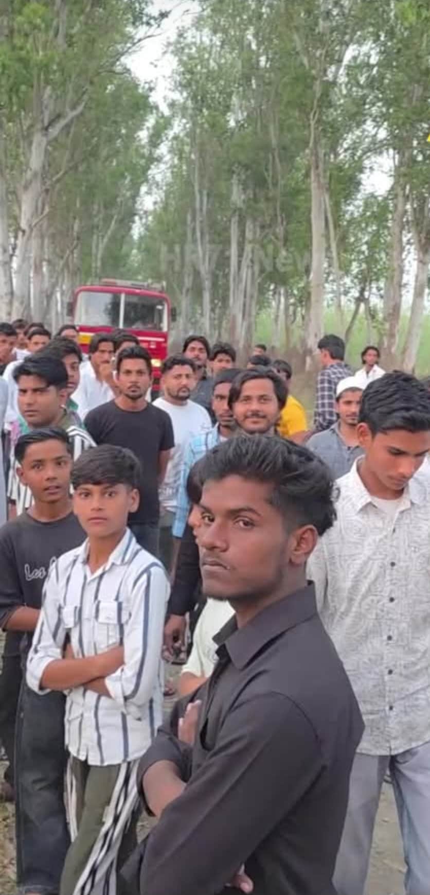 हादसे की सूचना मिलने के बाद मौके पर पहुंचे लोग ।