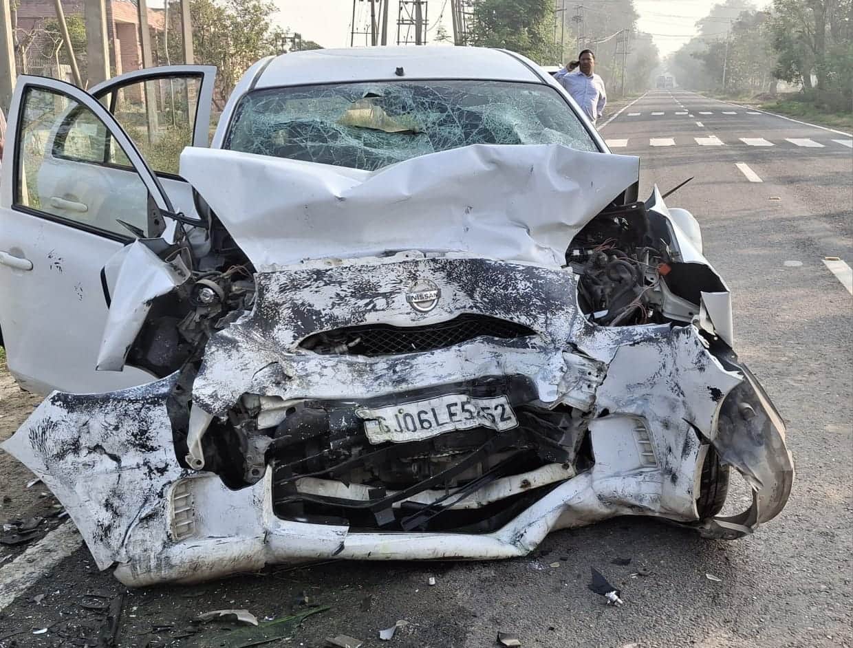 हादसे में क्षतिग्रस्त हुई गाड़ी। स्त्रोत सोशल मीडिया