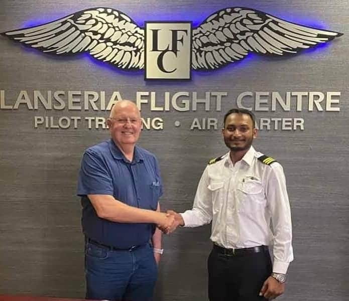 इंडिगो एयरलाइन के अधिकारी से हाथ मिलाते चकिया के शांतम सिंह। स्रोत: जागरूक पाठक