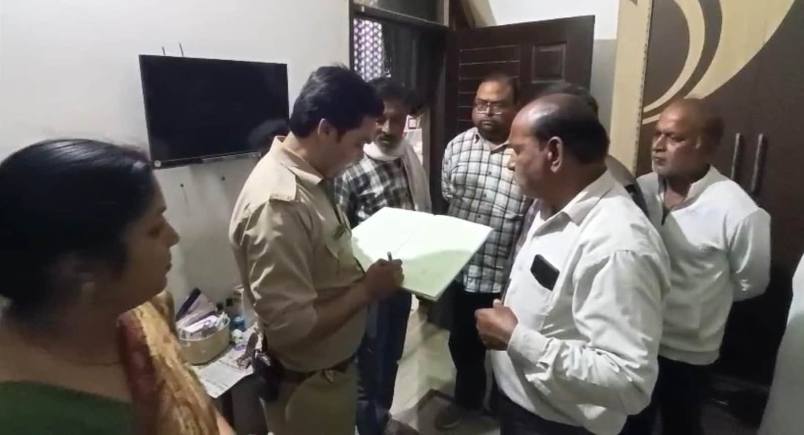 इंद्रलोक कालोनी में घर के अंदर मकान मालिक से चोरी की जानकारी करते पुलिसकर्मी। स्रोत वीडियो ग्रै