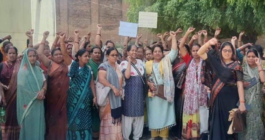 जीआईसी के खेल मैदान में प्रदर्शन करतीं आशा वर्कर्स। स्रोत: संगठन