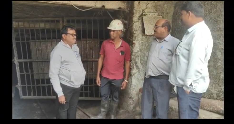 जांच करते अधिकारी