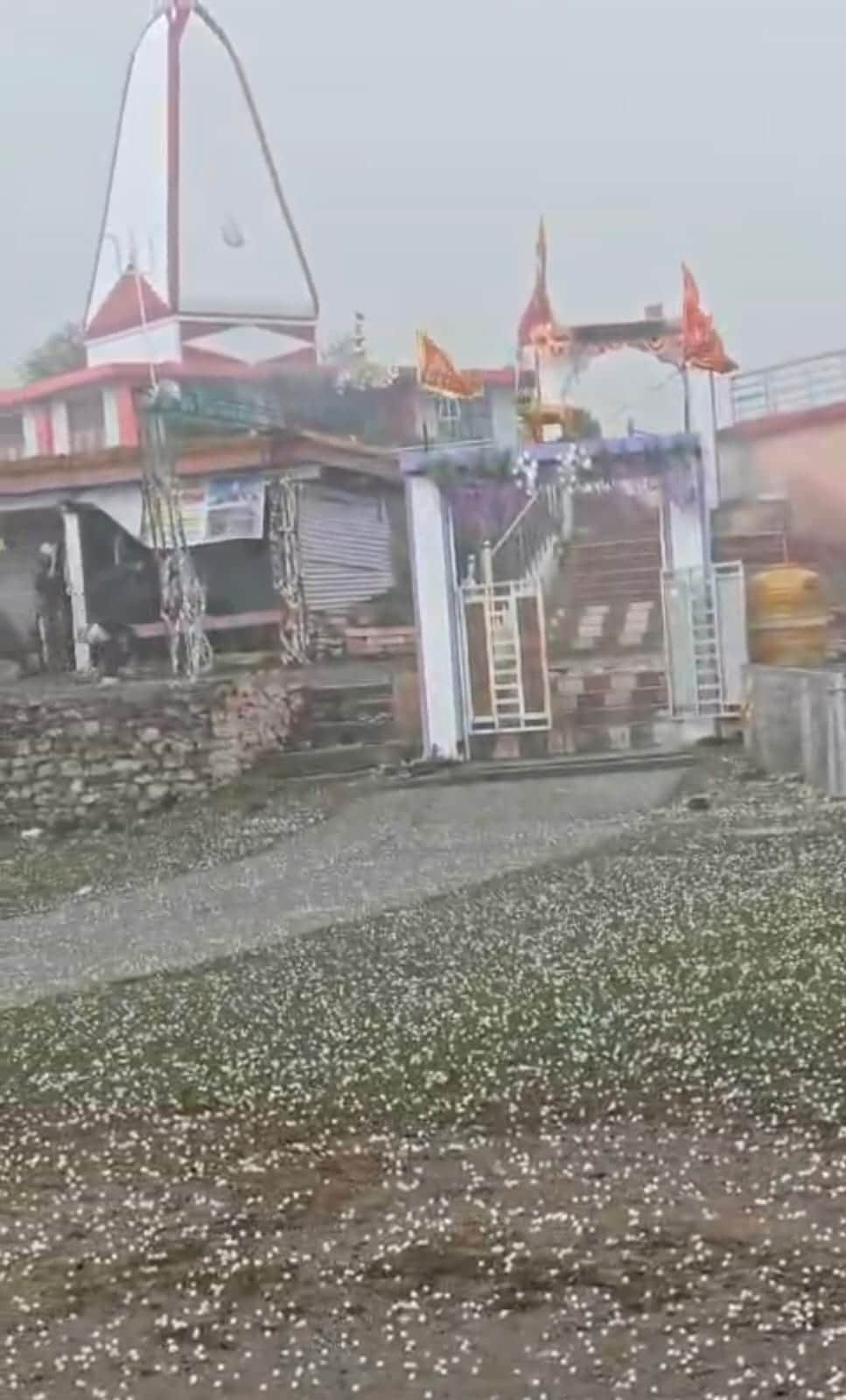 जोडेयां माता के दरबार में हुई ओलावृष्टिजागरूक पाठक