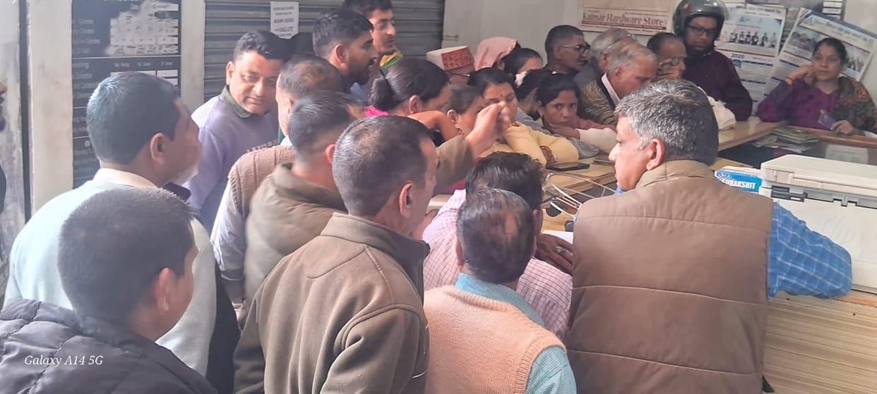 Gas consumers in Jogindernagar got angry and surrounded the cylinder vehicle.