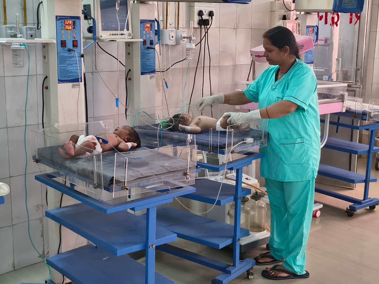 जिला अस्पताल के एसएनसीयू वार्ड में भर्ती नवजात बच्चे। 