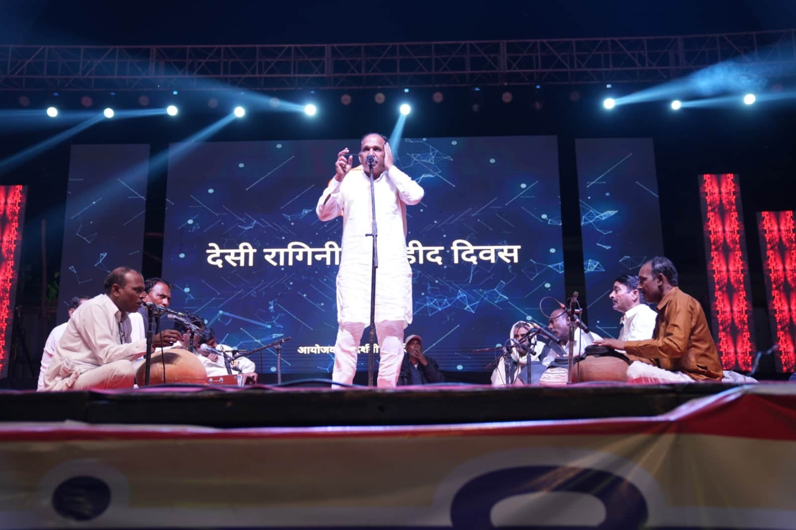 जिला प्रदर्शनी के ओपन मंच पर रागिनी सुनाते कलाकार। संवाद