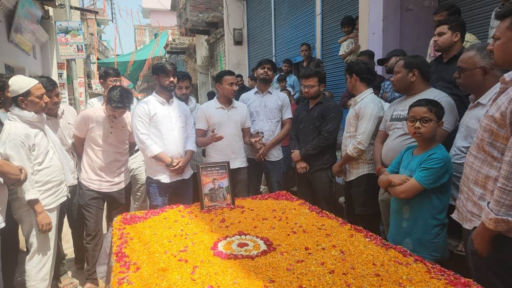 जमानिया बाजार में बलिदानी प्रशांत चौरसिया को श्रद्धांजलि देते स्थानीय लोग। संवाद