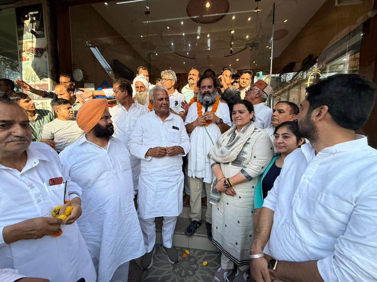 जनसभा को संबोधित करते हुए पूर्व सांसद बूजेंद्र सिंह। पार्टी।