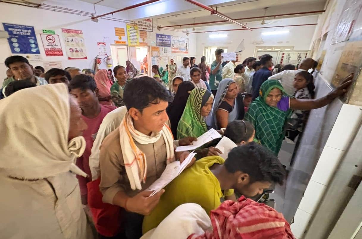 ज्ञानपुर जिला अस्पताल के ओपीडी पर लगी मरीजों की भीड़। संवाद