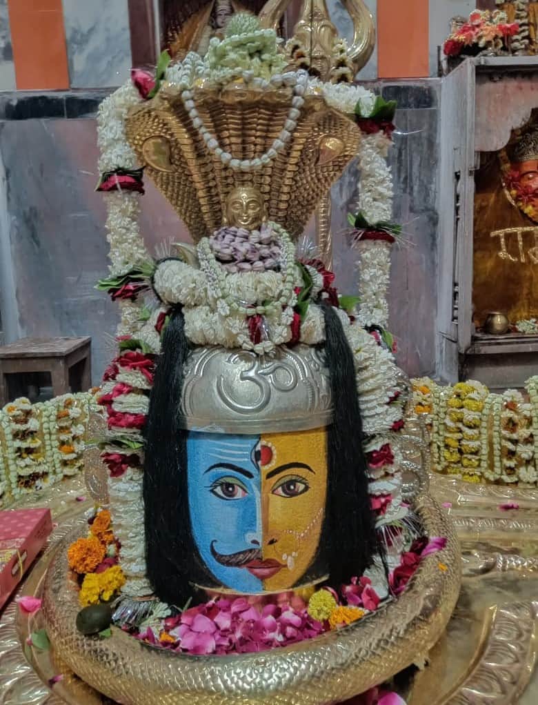 ज्ञानपुर सिद्ध पीठ बाबा हरिहरनाथ मंदिर पर बाबा का हुआ श्रृंगार। स्रोत मंदिर समिति