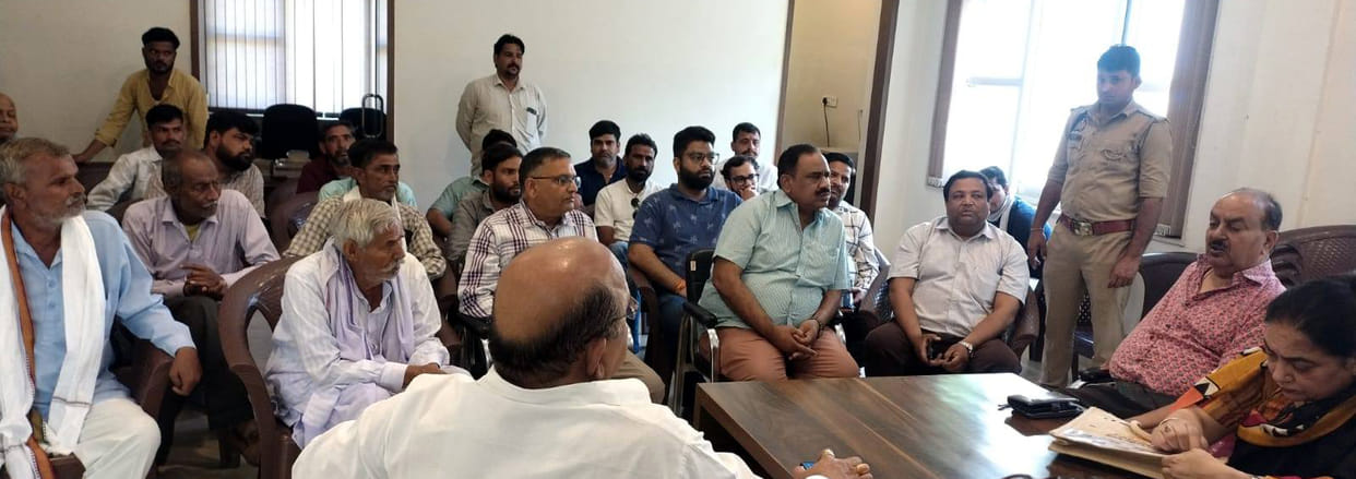 The traders of Jarar told their problems to the MLA and former minister.