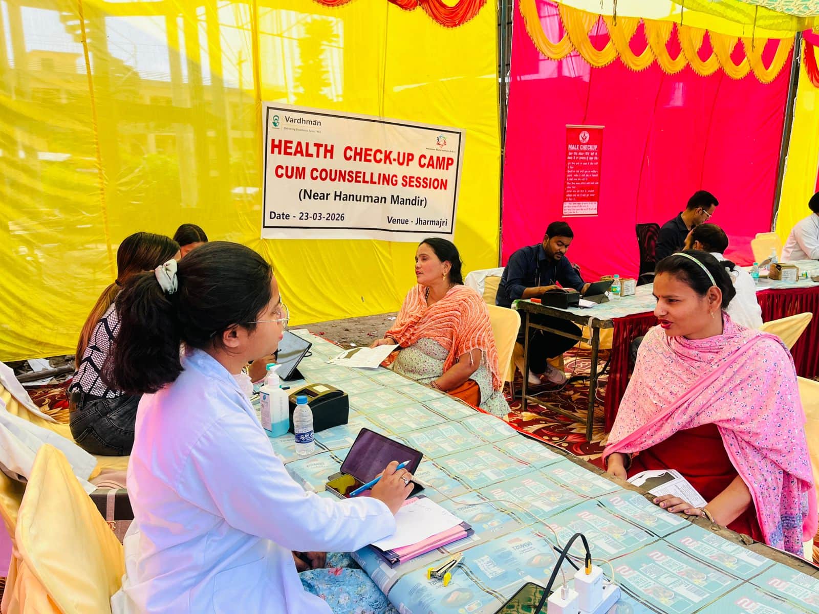 झाड़माजरी के   हनुमान मंदिर में लगाए निशुल्क स्वास्थ्य  जाँच शिविर में रोगियों की जांच करते हुए-