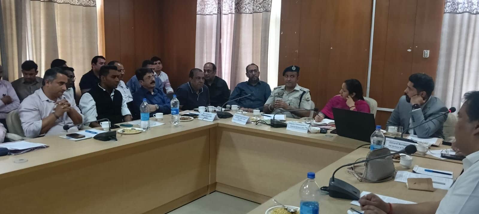 कालाअंब में बैठक के दौरान प्रशासनिक अधिकारी व उद्योगपति। संवाद