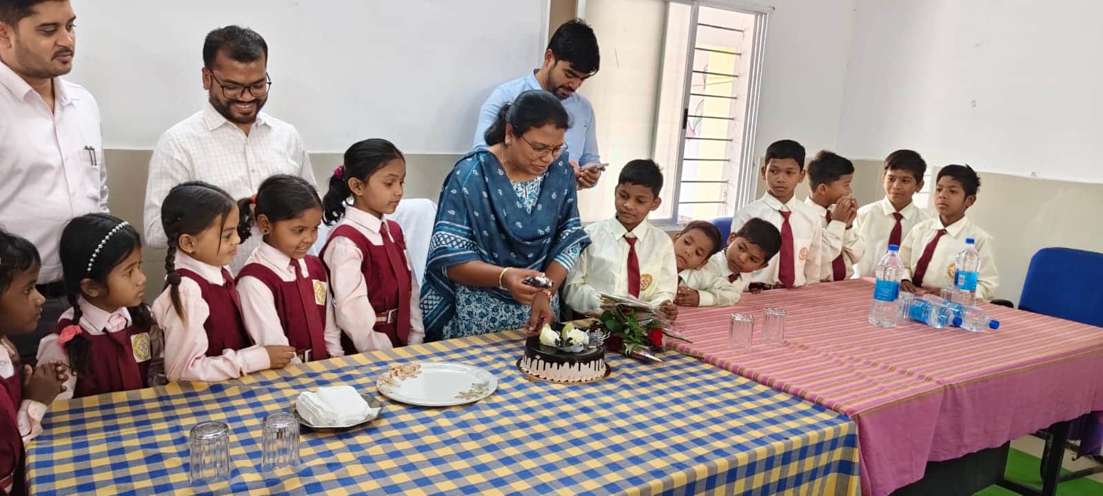 कलेक्टर ने स्कूली बच्चों के साथ मनाया बर्थडे।
