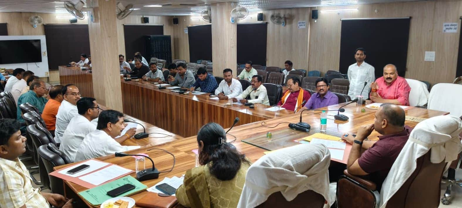 कलेक्ट्रेट में आयोजित बैठक में शामिल व्यापारी। स्रोत- सूचना विभाग