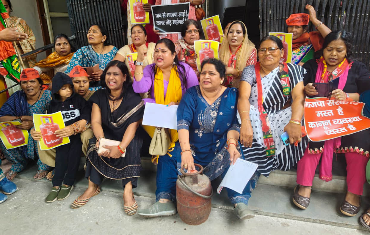 कलेक्ट्रेट परिसर में प्रदर्शन करती समाजवादी महिला संगठन की पदाधिकारी। संवाद