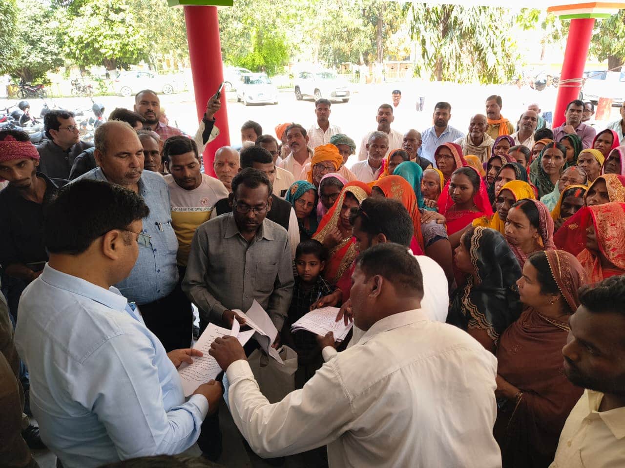 कलेक्ट्रेट परिसर में प्रदर्शन करते सोनवल गांव के ग्रामीण। 