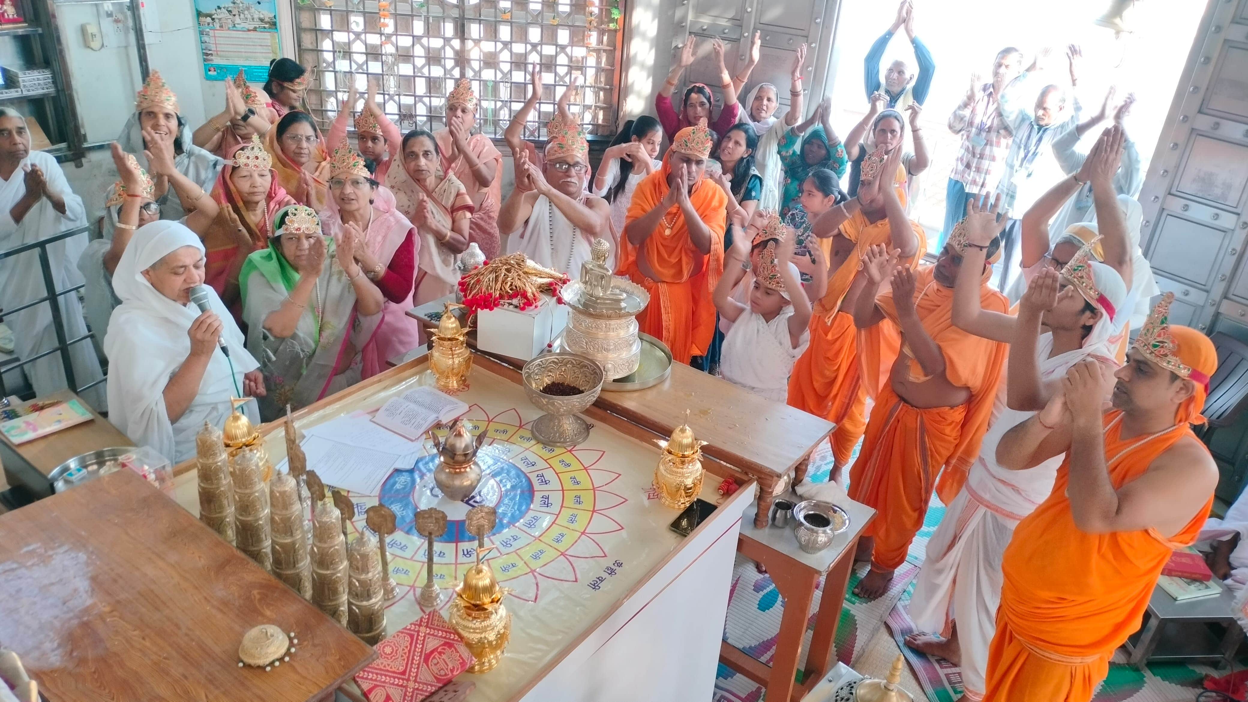 कैलाश पर्वत पर चल रहे भक्तांबर विधान पाठ में पूजा अर्चना करते श्रद्धालु स्रोत संवाद