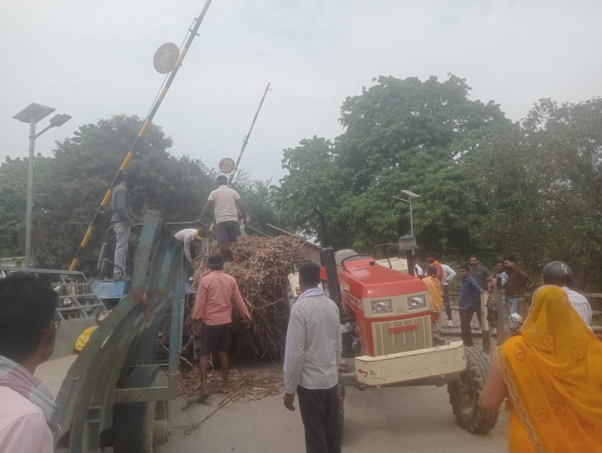 A trolley loaded with sugarcane overturned at a railway crossing, delaying the train by 45 minutes.