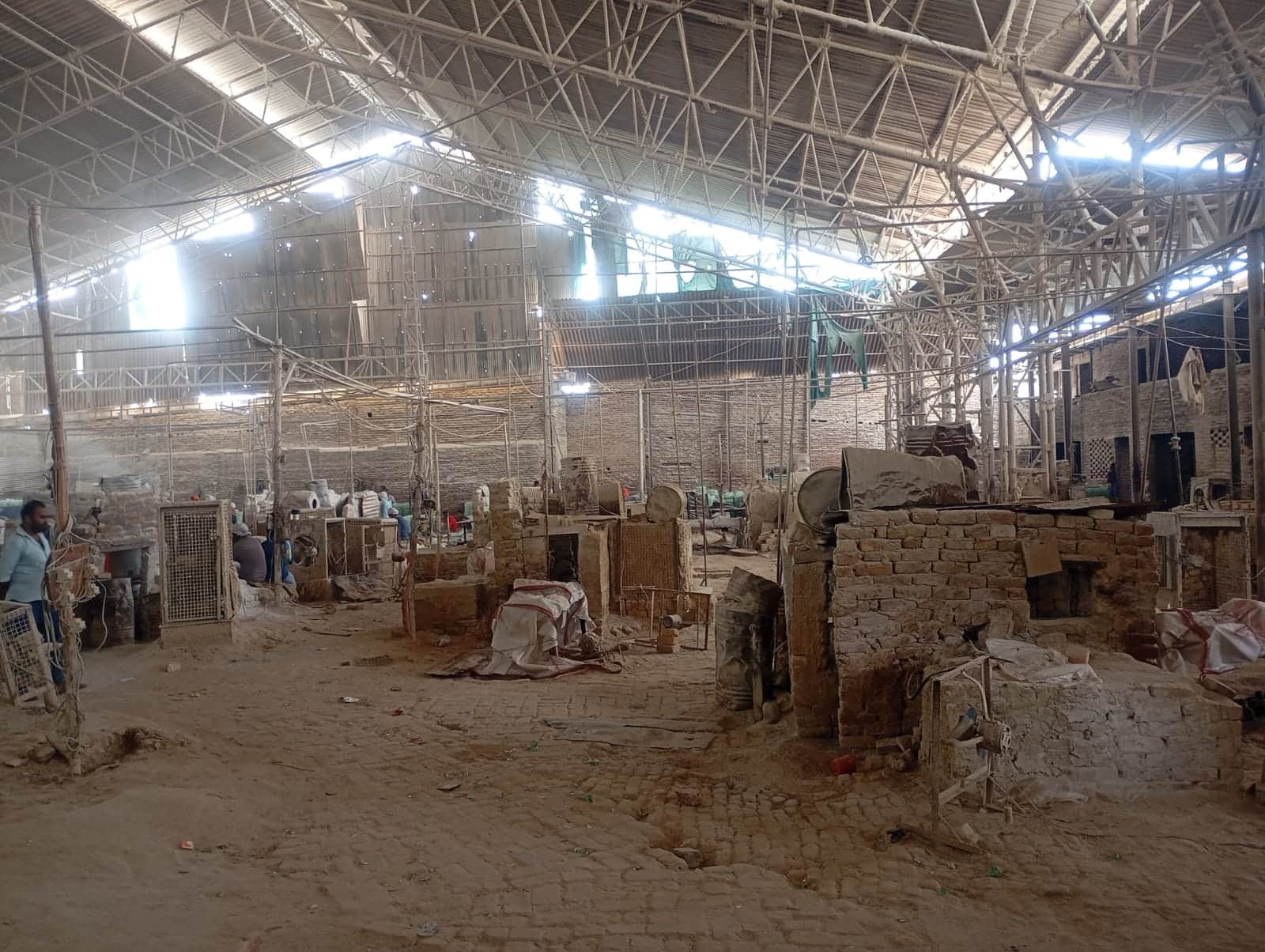 काम बंदी के बाद शहर की एक कांच चूड़ी इकाई में पसरा सन्नाटा। संवाद