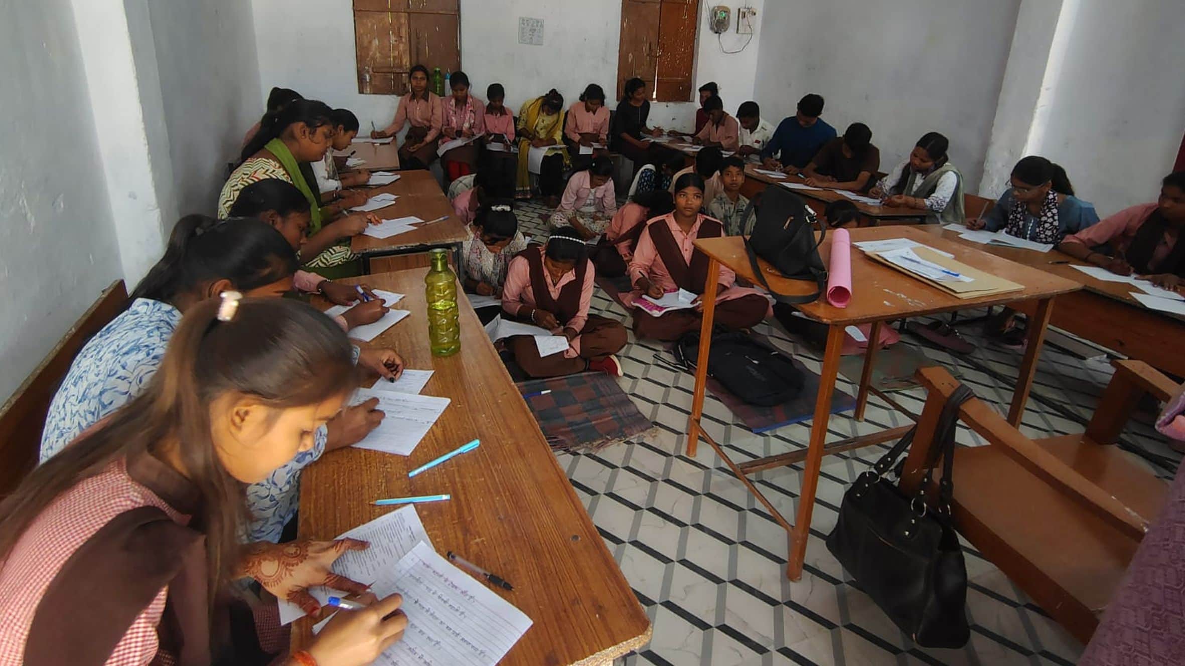 कंपोजिट विद्यालय अमेठी में परीक्षा देते बच्चे। -संवाद