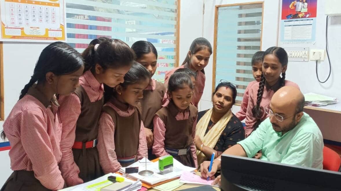 कंपोजिट विद्यालय कसया के छात्राओं को यूनियन बैंक में लेन देन की जानकारी देते मैनेजर।