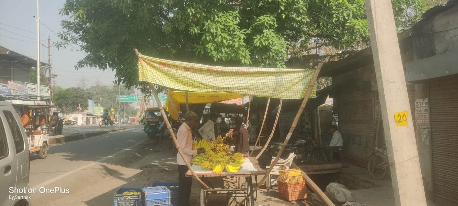 कंपनीबाग चौराहे के पास सड़क पर अतिक्रमण। संवाद