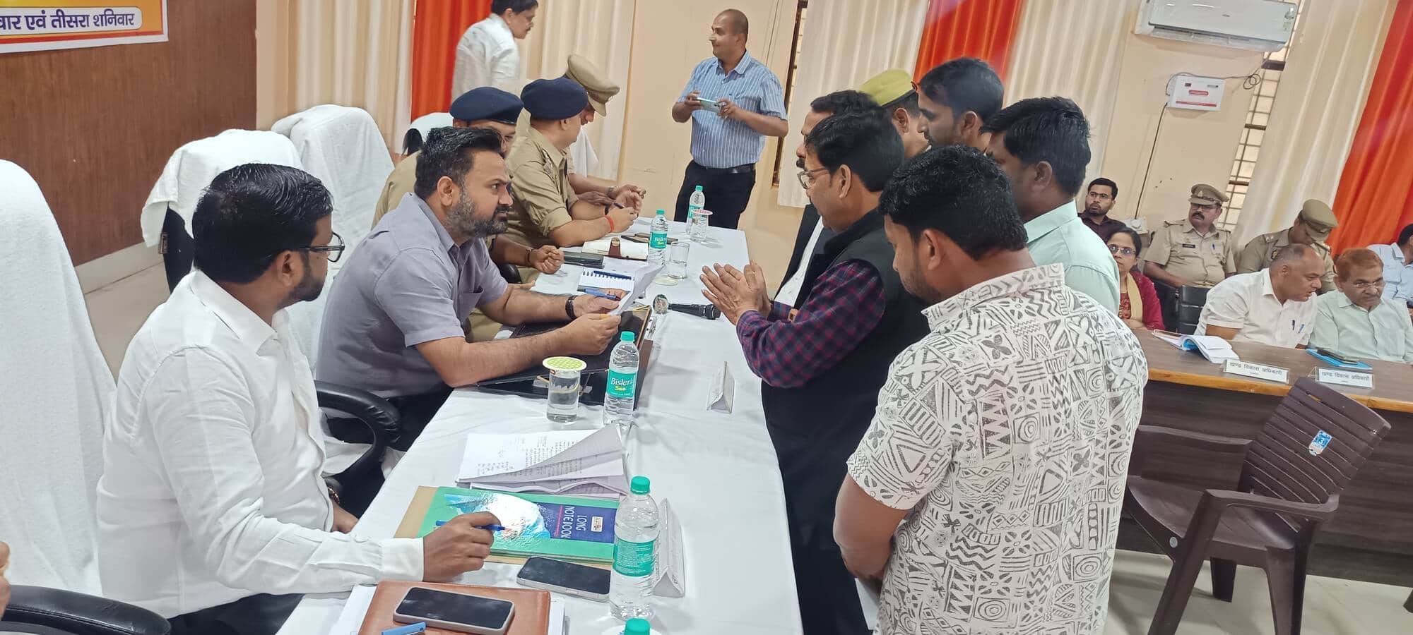 कप्तानगंज तहसील में सम्पूर्ण समाधान दिवस में फरियादियों की फरियाद सुनते डीएम महेंद्र सिंह तंवर।