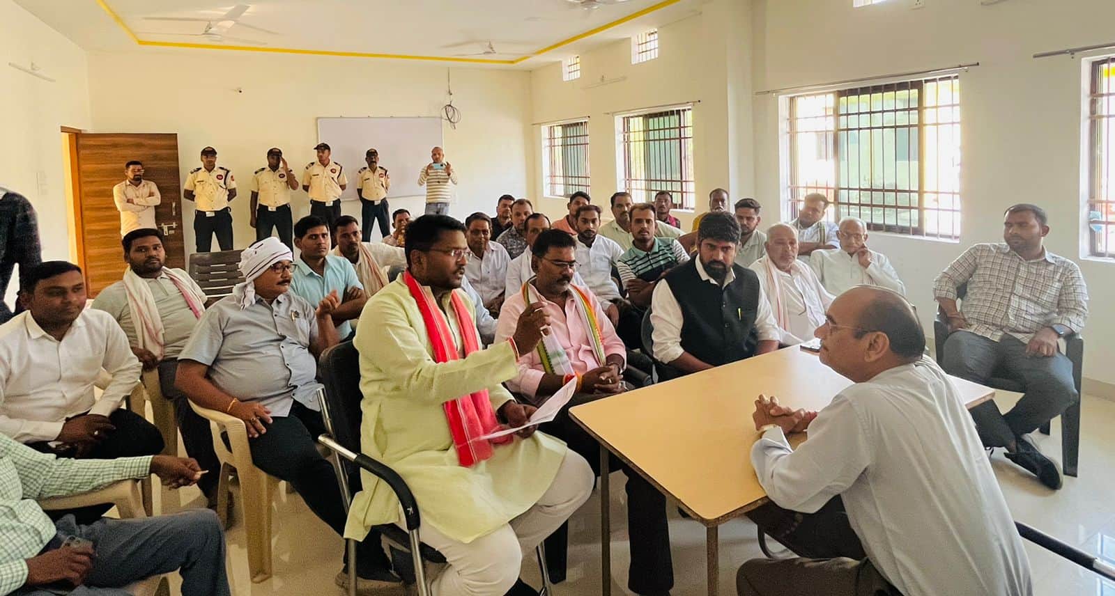 कारखाना प्रबंधन के साथ चर्चा करते कांग्रेस नेता