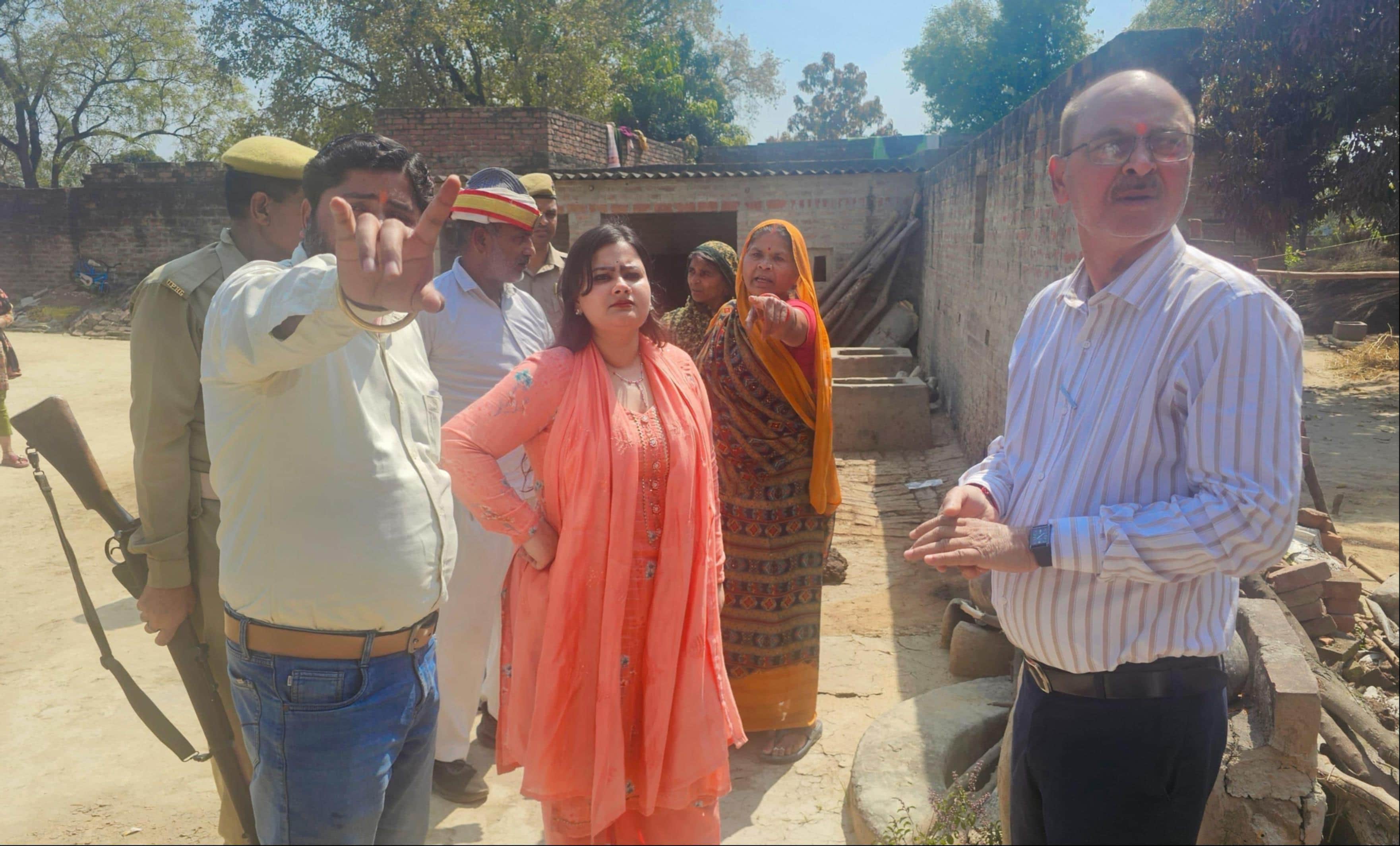 करनैलगंज के बरवलिया में जांच करतीं एसडीएम नेहा मिश्रा। - संवाद 